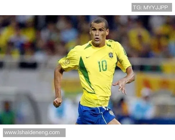 高挑瘦削的足球明星男孩在绿茵场上的传奇与梦想 高挑瘦削的足球明星男孩在绿茵场上的传奇与梦想