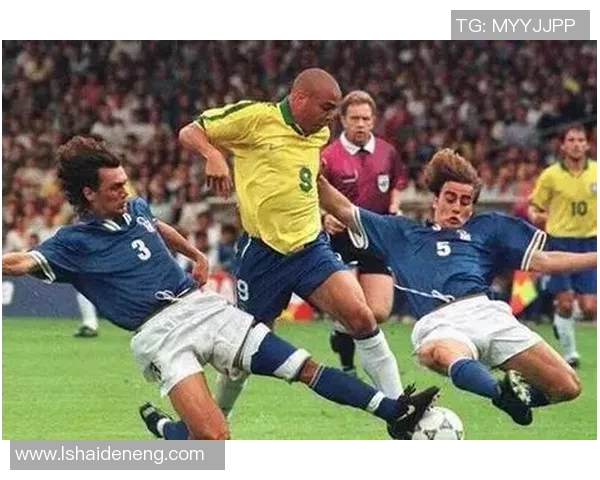 四大射门足球明星的传奇故事与精彩瞬间回顾