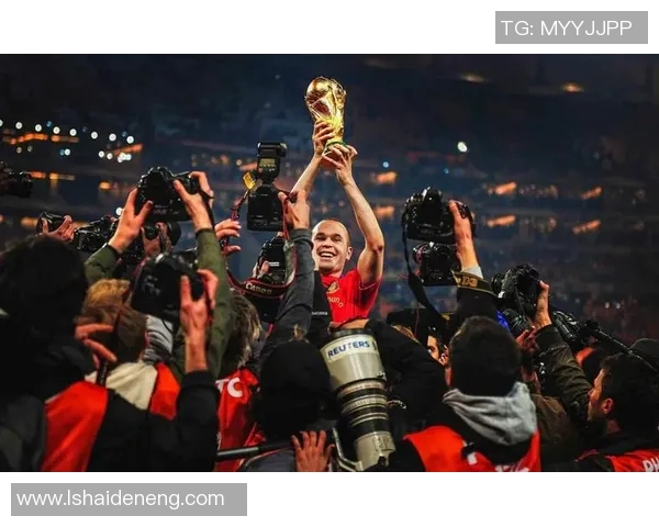 尚未退役的足球明星们如何在赛场上继续书写传奇故事与未来展望