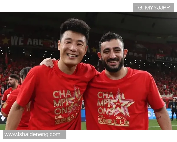 足球明星与老男人的亲密合影视频揭示了不同时代的足球魅力与情感交融 足球明星与老男人的亲密合影视频揭示了不同时代的足球魅力与情感交融