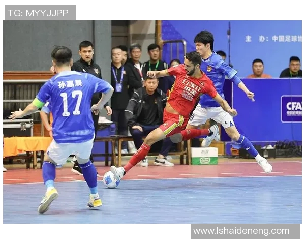 足球明星街头踢球高清图片展现运动魅力与激情瞬间